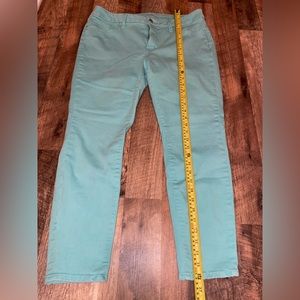 𝅺NWOT, excellent condition,a.n.a skinny ankle size 14, blue aqua green in color